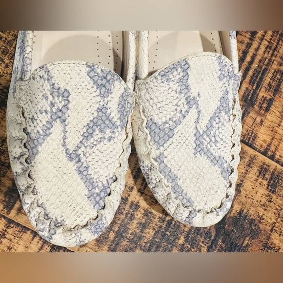 COLE HAAN Evelyn Leather Driver Loafers GREY AND WHITE SNAKE PRINT SIZE 7 - Picture 3 of 9